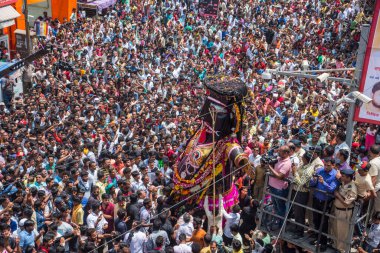 NAGPUR, MAHARASHTRA, INDIA 11 Eylül 2018: Marbat festivali alayındaki kalabalık şehri kötü ruhlardan korumak için kutlanıyor ve şehir sokaklarında şeytani heykeller sergiliyorlar..