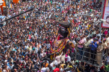 NAGPUR, MAHARASHTRA, INDIA 11 Eylül 2018: Marbat festivali alayındaki kalabalık şehri kötü ruhlardan korumak için kutlanıyor ve şehir sokaklarında şeytani heykeller sergiliyorlar..