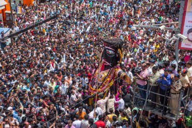 NAGPUR, MAHARASHTRA, INDIA 11 Eylül 2018: Marbat festivali alayındaki kalabalık şehri kötü ruhlardan korumak için kutlanıyor ve şehir sokaklarında şeytani heykeller sergiliyorlar..