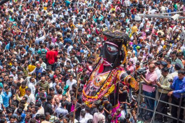 NAGPUR, MAHARASHTRA, INDIA 11 Eylül 2018: Marbat festivali alayındaki kalabalık şehri kötü ruhlardan korumak için kutlanıyor ve şehir sokaklarında şeytani heykeller sergiliyorlar..