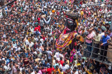 NAGPUR, MAHARASHTRA, INDIA 11 Eylül 2018: Marbat festivali alayındaki kalabalık şehri kötü ruhlardan korumak için kutlanıyor ve şehir sokaklarında şeytani heykeller sergiliyorlar..