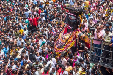 NAGPUR, MAHARASHTRA, INDIA 11 Eylül 2018: Marbat festivali alayındaki kalabalık şehri kötü ruhlardan korumak için kutlanıyor ve şehir sokaklarında şeytani heykeller sergiliyorlar..