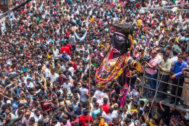 NAGPUR, MAHARASHTRA, INDIA 11 Eylül 2018: Marbat festivali alayındaki kalabalık şehri kötü ruhlardan korumak için kutlanıyor ve şehir sokaklarında şeytani heykeller sergiliyorlar..