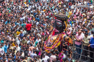 NAGPUR, MAHARASHTRA, INDIA 11 Eylül 2018: Marbat festivali alayındaki kalabalık şehri kötü ruhlardan korumak için kutlanıyor ve şehir sokaklarında şeytani heykeller sergiliyorlar..