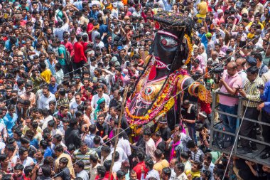 NAGPUR, MAHARASHTRA, INDIA 11 Eylül 2018: Marbat festivali alayındaki kalabalık şehri kötü ruhlardan korumak için kutlanıyor ve şehir sokaklarında şeytani heykeller sergiliyorlar..