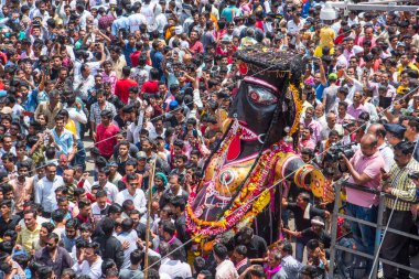 NAGPUR, MAHARASHTRA, INDIA 11 Eylül 2018: Marbat festivali alayındaki kalabalık şehri kötü ruhlardan korumak için kutlanıyor ve şehir sokaklarında şeytani heykeller sergiliyorlar..