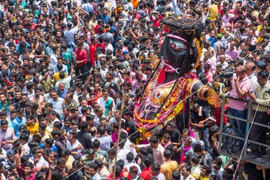 NAGPUR, MAHARASHTRA, INDIA 11 Eylül 2018: Marbat festivali alayındaki kalabalık şehri kötü ruhlardan korumak için kutlanıyor ve şehir sokaklarında şeytani heykeller sergiliyorlar..