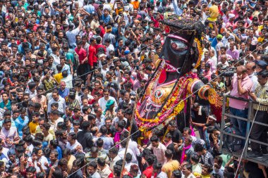 NAGPUR, MAHARASHTRA, INDIA 11 Eylül 2018: Marbat festivali alayındaki kalabalık şehri kötü ruhlardan korumak için kutlanıyor ve şehir sokaklarında şeytani heykeller sergiliyorlar..