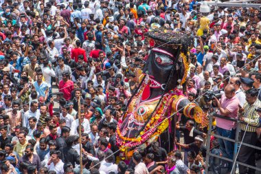NAGPUR, MAHARASHTRA, INDIA 11 Eylül 2018: Marbat festivali alayındaki kalabalık şehri kötü ruhlardan korumak için kutlanıyor ve şehir sokaklarında şeytani heykeller sergiliyorlar..
