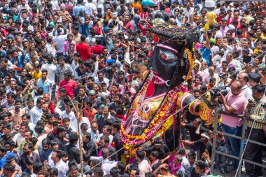 NAGPUR, MAHARASHTRA, INDIA 11 Eylül 2018: Marbat festivali alayındaki kalabalık şehri kötü ruhlardan korumak için kutlanıyor ve şehir sokaklarında şeytani heykeller sergiliyorlar..