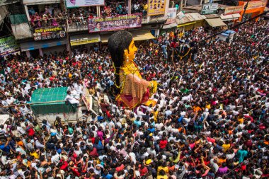 NAGPUR, MAHARASHTRA, INDIA 11 Eylül 2018: Marbat festivali alayındaki kalabalık şehri kötü ruhlardan korumak için kutlanıyor ve şehir sokaklarında şeytani heykeller sergiliyorlar..