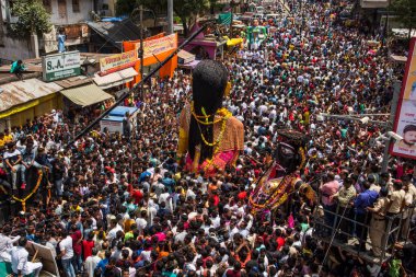 NAGPUR, MAHARASHTRA, INDIA 11 Eylül 2018: Marbat festivali alayındaki kalabalık şehri kötü ruhlardan korumak için kutlanıyor ve şehir sokaklarında şeytani heykeller sergiliyorlar..