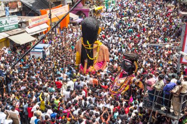 NAGPUR, MAHARASHTRA, INDIA 11 Eylül 2018: Marbat festivali alayındaki kalabalık şehri kötü ruhlardan korumak için kutlanıyor ve şehir sokaklarında şeytani heykeller sergiliyorlar..
