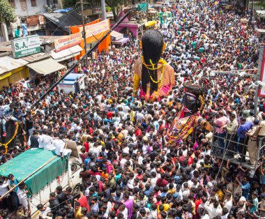 NAGPUR, MAHARASHTRA, INDIA 11 Eylül 2018: Marbat festivali alayındaki kalabalık şehri kötü ruhlardan korumak için kutlanıyor ve şehir sokaklarında şeytani heykeller sergiliyorlar..