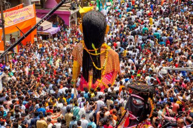 NAGPUR, MAHARASHTRA, INDIA 11 Eylül 2018: Marbat festivali alayındaki kalabalık şehri kötü ruhlardan korumak için kutlanıyor ve şehir sokaklarında şeytani heykeller sergiliyorlar..