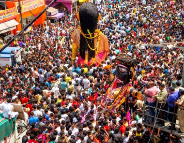NAGPUR, MAHARASHTRA, INDIA 11 Eylül 2018: Marbat festivali alayındaki kalabalık şehri kötü ruhlardan korumak için kutlanıyor ve şehir sokaklarında şeytani heykeller sergiliyorlar..