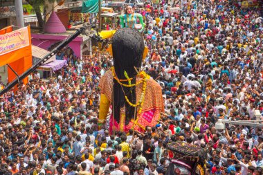 NAGPUR, MAHARASHTRA, INDIA 11 Eylül 2018: Marbat festivali alayındaki kalabalık şehri kötü ruhlardan korumak için kutlanıyor ve şehir sokaklarında şeytani heykeller sergiliyorlar..