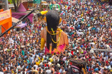NAGPUR, MAHARASHTRA, INDIA 11 Eylül 2018: Marbat festivali alayındaki kalabalık şehri kötü ruhlardan korumak için kutlanıyor ve şehir sokaklarında şeytani heykeller sergiliyorlar..