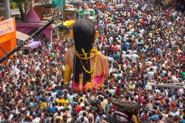 NAGPUR, MAHARASHTRA, INDIA 11 Eylül 2018: Marbat festivali alayındaki kalabalık şehri kötü ruhlardan korumak için kutlanıyor ve şehir sokaklarında şeytani heykeller sergiliyorlar..