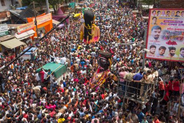 NAGPUR, MAHARASHTRA, INDIA 11 Eylül 2018: Marbat festivali alayındaki kalabalık şehri kötü ruhlardan korumak için kutlanıyor ve şehir sokaklarında şeytani heykeller sergiliyorlar..
