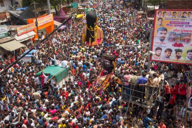 NAGPUR, MAHARASHTRA, INDIA 11 Eylül 2018: Marbat festivali alayındaki kalabalık şehri kötü ruhlardan korumak için kutlanıyor ve şehir sokaklarında şeytani heykeller sergiliyorlar..