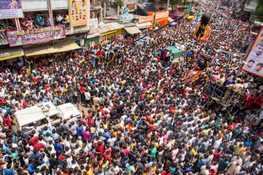 NAGPUR, MAHARASHTRA, INDIA 11 Eylül 2018: Marbat festivali alayındaki kalabalık şehri kötü ruhlardan korumak için kutlanıyor ve şehir sokaklarında şeytani heykeller sergiliyorlar..