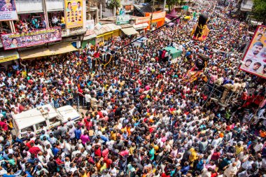 NAGPUR, MAHARASHTRA, INDIA 11 Eylül 2018: Marbat festivali alayındaki kalabalık şehri kötü ruhlardan korumak için kutlanıyor ve şehir sokaklarında şeytani heykeller sergiliyorlar..