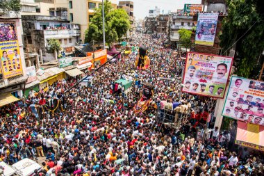 NAGPUR, MAHARASHTRA, INDIA 11 Eylül 2018: Marbat festivali alayındaki kalabalık şehri kötü ruhlardan korumak için kutlanıyor ve şehir sokaklarında şeytani heykeller sergiliyorlar..