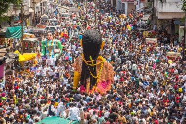 NAGPUR, MAHARASHTRA, INDIA 11 Eylül 2018: Marbat festivali alayındaki kalabalık şehri kötü ruhlardan korumak için kutlanıyor ve şehir sokaklarında şeytani heykeller sergiliyorlar..