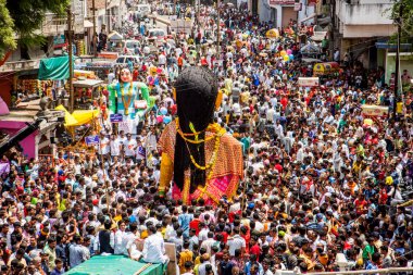NAGPUR, MAHARASHTRA, INDIA 11 Eylül 2018: Marbat festivali alayındaki kalabalık şehri kötü ruhlardan korumak için kutlanıyor ve şehir sokaklarında şeytani heykeller sergiliyorlar..