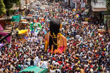 NAGPUR, MAHARASHTRA, INDIA 11 Eylül 2018: Marbat festivali alayındaki kalabalık şehri kötü ruhlardan korumak için kutlanıyor ve şehir sokaklarında şeytani heykeller sergiliyorlar..