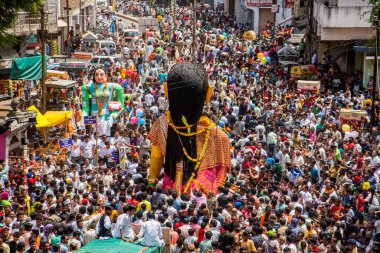 NAGPUR, MAHARASHTRA, INDIA 11 Eylül 2018: Marbat festivali alayındaki kalabalık şehri kötü ruhlardan korumak için kutlanıyor ve şehir sokaklarında şeytani heykeller sergiliyorlar..
