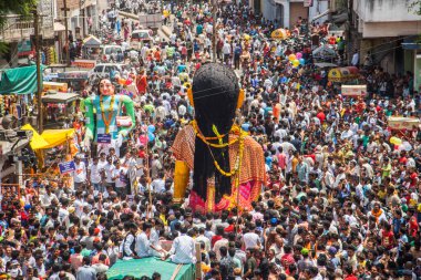 NAGPUR, MAHARASHTRA, INDIA 11 Eylül 2018: Marbat festivali alayındaki kalabalık şehri kötü ruhlardan korumak için kutlanıyor ve şehir sokaklarında şeytani heykeller sergiliyorlar..