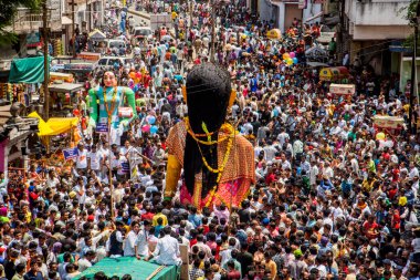 NAGPUR, MAHARASHTRA, INDIA 11 Eylül 2018: Marbat festivali alayındaki kalabalık şehri kötü ruhlardan korumak için kutlanıyor ve şehir sokaklarında şeytani heykeller sergiliyorlar..