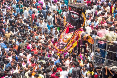 NAGPUR, MAHARASHTRA, INDIA 11 Eylül 2018: Marbat festivali alayındaki kalabalık şehri kötü ruhlardan korumak için kutlanıyor ve şehir sokaklarında şeytani heykeller sergiliyorlar..