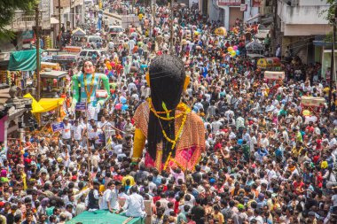 NAGPUR, MAHARASHTRA, INDIA 11 Eylül 2018: Marbat festivali alayındaki kalabalık şehri kötü ruhlardan korumak için kutlanıyor ve şehir sokaklarında şeytani heykeller sergiliyorlar..