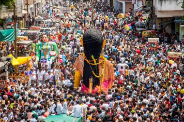 NAGPUR, MAHARASHTRA, INDIA 11 Eylül 2018: Marbat festivali alayındaki kalabalık şehri kötü ruhlardan korumak için kutlanıyor ve şehir sokaklarında şeytani heykeller sergiliyorlar..