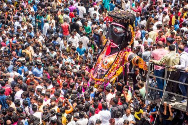 NAGPUR, MAHARASHTRA, INDIA 11 Eylül 2018: Marbat festivali alayındaki kalabalık şehri kötü ruhlardan korumak için kutlanıyor ve şehir sokaklarında şeytani heykeller sergiliyorlar..