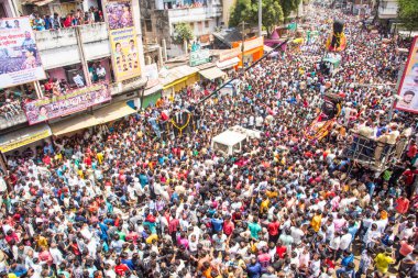 NAGPUR, MAHARASHTRA, INDIA 11 Eylül 2018: Marbat festivali alayındaki kalabalık şehri kötü ruhlardan korumak için kutlanıyor ve şehir sokaklarında şeytani heykeller sergiliyorlar..