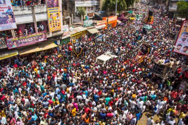 NAGPUR, MAHARASHTRA, INDIA 11 Eylül 2018: Marbat festivali alayındaki kalabalık şehri kötü ruhlardan korumak için kutlanıyor ve şehir sokaklarında şeytani heykeller sergiliyorlar..