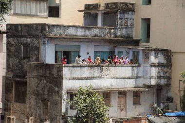 NAGPUR, MAHARASHTRA, INDIA 11 Eylül 2018: Marbat festivali sırasında evlerinin balkonundan Marbat geçit törenini izleyen tanımlanamayan insanlar