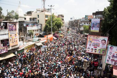 NAGPUR, MAHARASHTRA, INDIA 11 Eylül 2018: Marbat festivali alayındaki kalabalık şehri kötü ruhlardan korumak için kutlanıyor ve şehir sokaklarında şeytani heykeller sergiliyorlar..