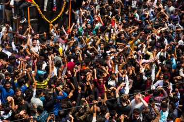 NAGPUR, MAHARASHTRA, INDIA 11 Eylül 2018: Marbat festivali alayındaki kalabalık şehri kötü ruhlardan korumak için kutlanıyor ve şehir sokaklarında şeytani heykeller sergiliyorlar..