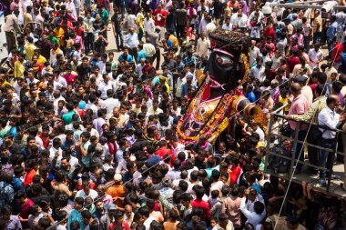 NAGPUR, MAHARASHTRA, INDIA 11 Eylül 2018: Marbat festivali alayındaki kalabalık şehri kötü ruhlardan korumak için kutlanıyor ve şehir sokaklarında şeytani heykeller sergiliyorlar..