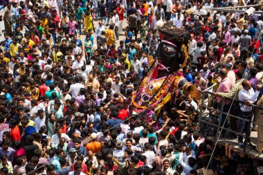 NAGPUR, MAHARASHTRA, INDIA 11 Eylül 2018: Marbat festivali alayındaki kalabalık şehri kötü ruhlardan korumak için kutlanıyor ve şehir sokaklarında şeytani heykeller sergiliyorlar..