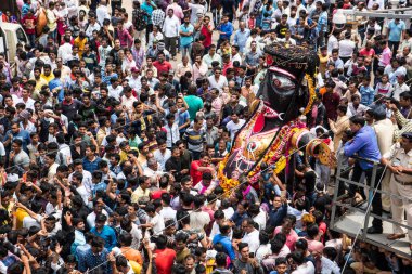 NAGPUR, MAHARASHTRA, INDIA 11 Eylül 2018: Marbat festivali alayındaki kalabalık şehri kötü ruhlardan korumak için kutlanıyor ve şehir sokaklarında şeytani heykeller sergiliyorlar..