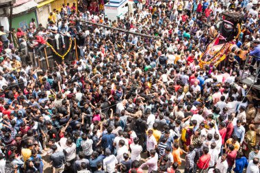 NAGPUR, MAHARASHTRA, INDIA 11 Eylül 2018: Marbat festivali alayındaki kalabalık şehri kötü ruhlardan korumak için kutlanıyor ve şehir sokaklarında şeytani heykeller sergiliyorlar..