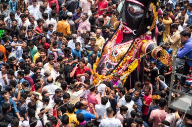 NAGPUR, MAHARASHTRA, INDIA 11 Eylül 2018: Marbat festivali alayındaki kalabalık şehri kötü ruhlardan korumak için kutlanıyor ve şehir sokaklarında şeytani heykeller sergiliyorlar..