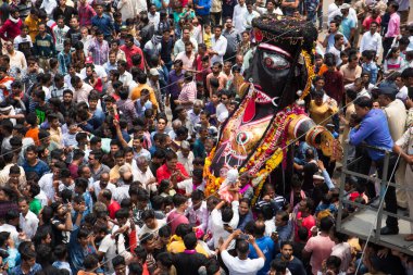 NAGPUR, MAHARASHTRA, INDIA 11 Eylül 2018: Marbat festivali alayındaki kalabalık şehri kötü ruhlardan korumak için kutlanıyor ve şehir sokaklarında şeytani heykeller sergiliyorlar..
