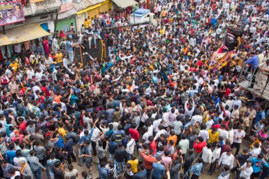 NAGPUR, MAHARASHTRA, INDIA 11 Eylül 2018: Marbat festivali alayındaki kalabalık şehri kötü ruhlardan korumak için kutlanıyor ve şehir sokaklarında şeytani heykeller sergiliyorlar..
